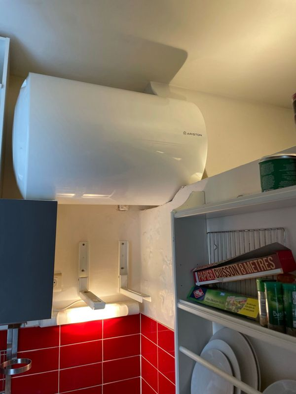 Ballon Ariston horizontal en cuisine